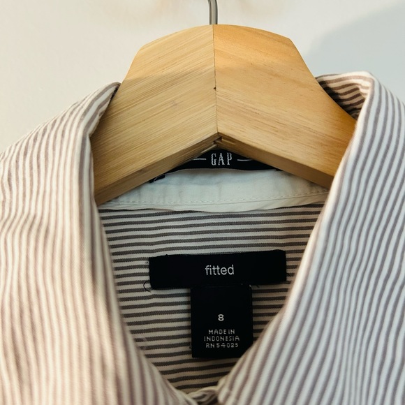 Gap Women’s Button Down Fitted Size 8 - Picture 6 of 7